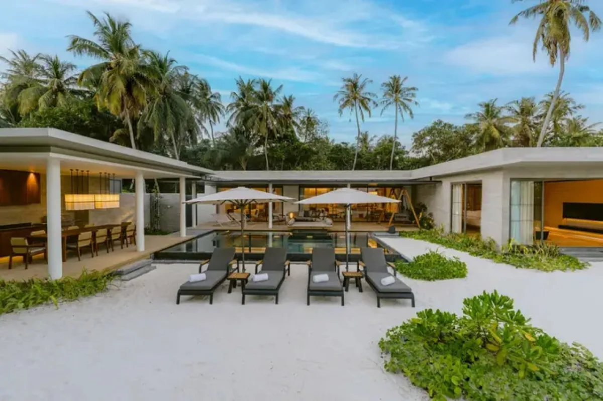 Alila Kothaifaru Maldives, Boduge Residence multi-pavilion configuration with central pool, flanking flat-roof dining and bedroom pavilions, sun loungers and parasols on white sand, Raa Atoll, Maldives