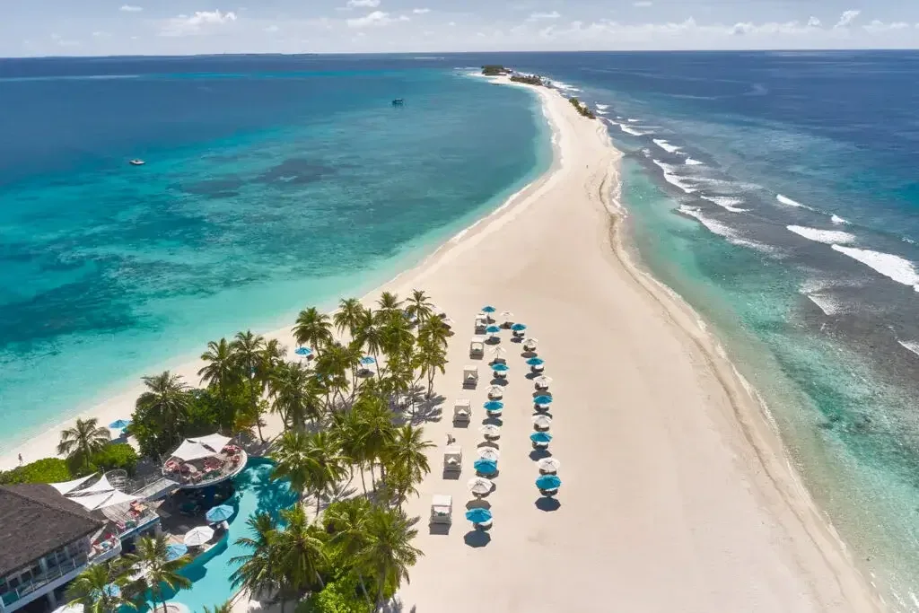 Finolhu Baa Atoll, setting, Baa Atoll, Maldives, The 1.8-kilometre sandbank-style longer-axis island with the bicycle-and-buggy daily-movement pattern.