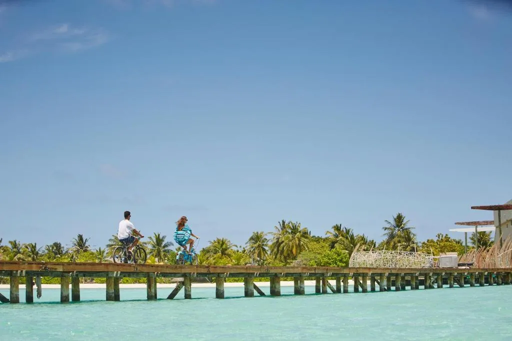 LUX* South Ari Atoll, setting, Alif Dhaal (South Ari) Atoll, Maldives, The 1.8-kilometre longer-axis bicycle-based daily-movement pattern with the cyclists tracking along the over-water jetty linking the OWV cluster to the Dhidhoofinolhu spine.
