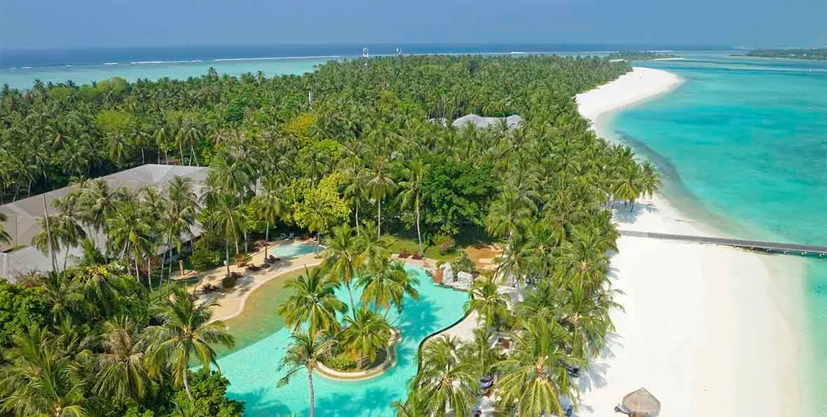 Sun Island Resort & Spa, aerial, Alif Dhaal (South Ari) Atoll, Maldives, Sun Island Resort & Spa, the 1.6-kilometre longer-axis Nalaguraidhoo island geometry in southern Alif Dhaal (South Ari) at country-largest 462-villa scale.